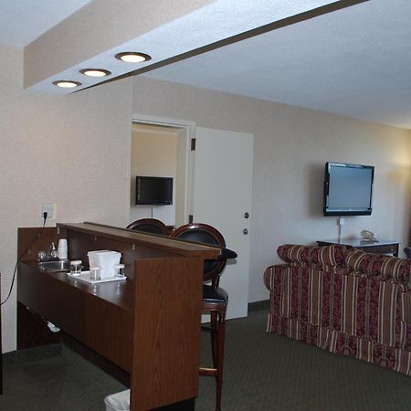 Ramada By Wyndham Triangle/Quantico Hotel Стая снимка