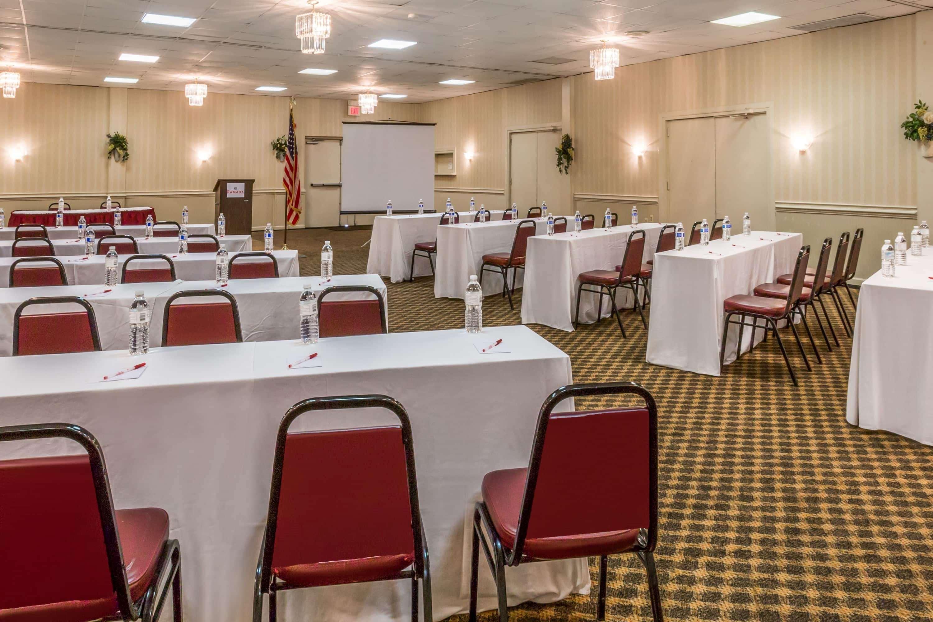 Ramada By Wyndham Triangle/Quantico Hotel Екстериор снимка