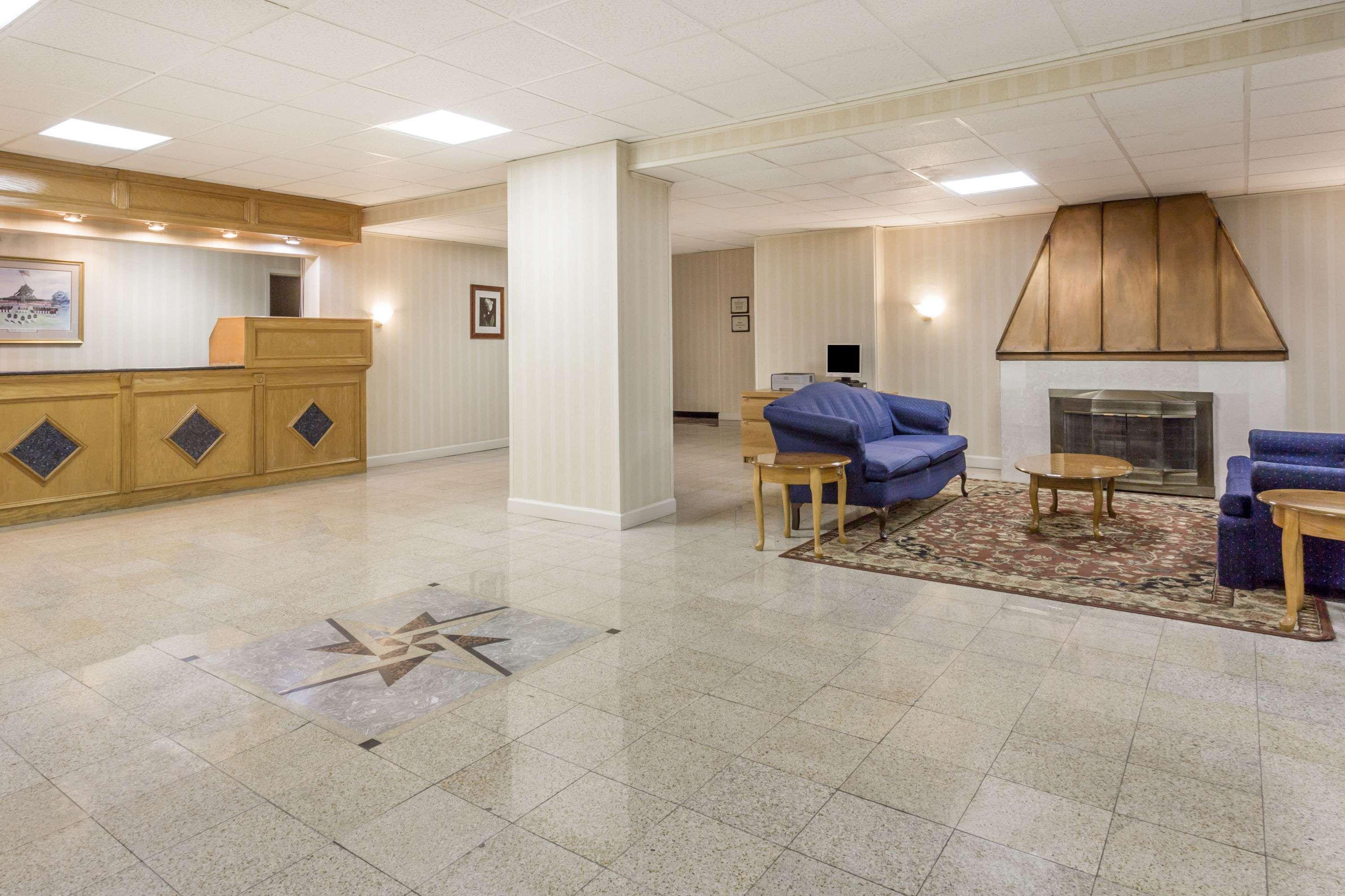 Ramada By Wyndham Triangle/Quantico Hotel Екстериор снимка