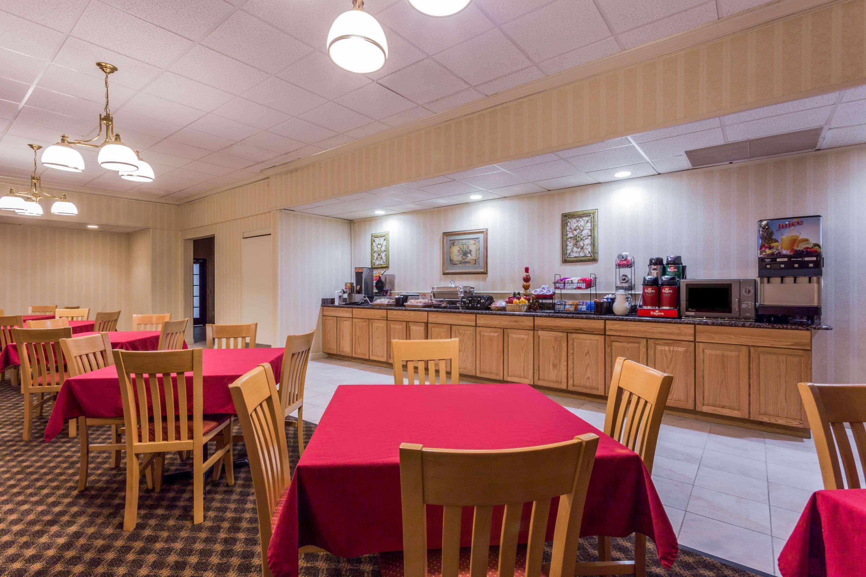 Ramada By Wyndham Triangle/Quantico Hotel Екстериор снимка