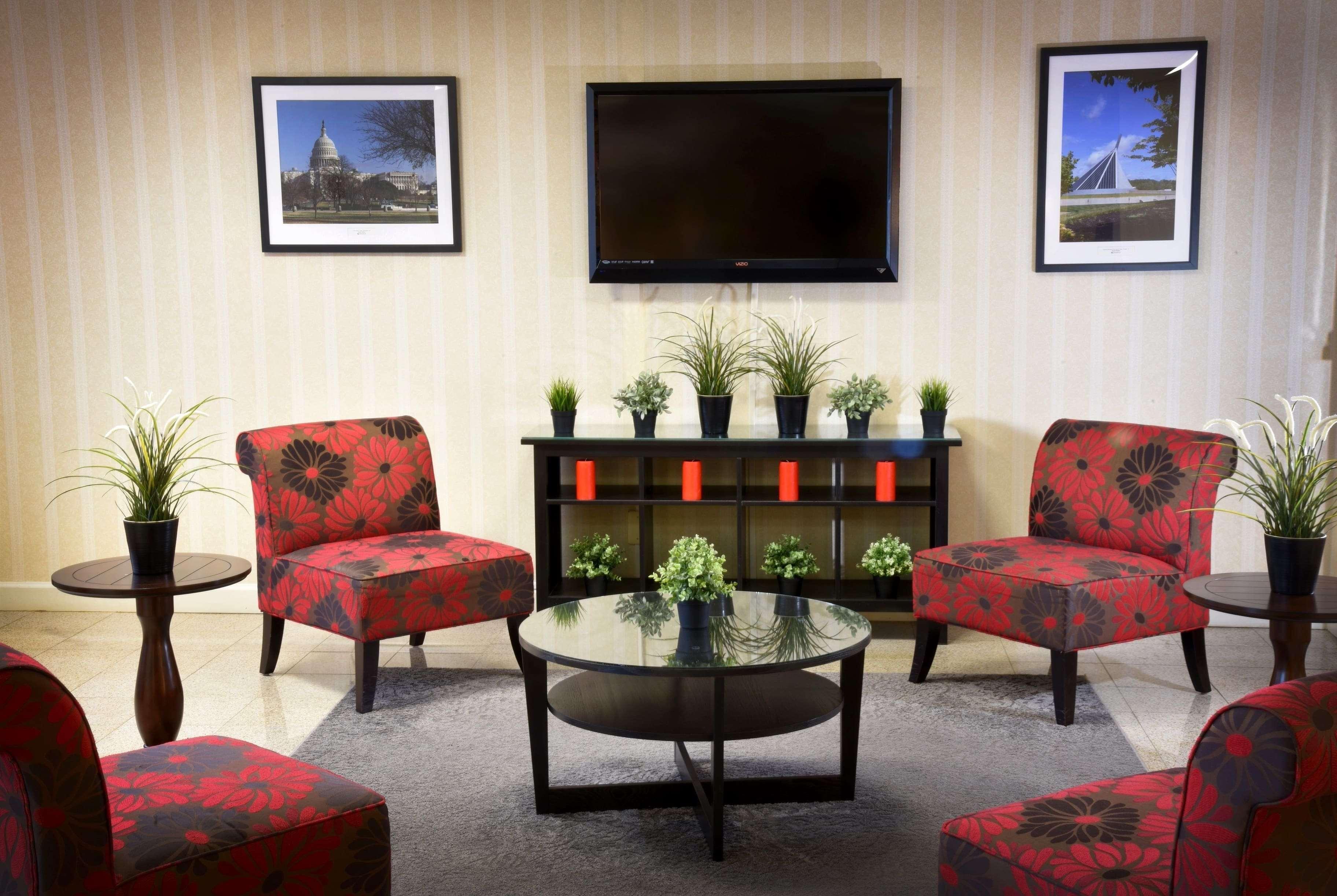 Ramada By Wyndham Triangle/Quantico Hotel Екстериор снимка
