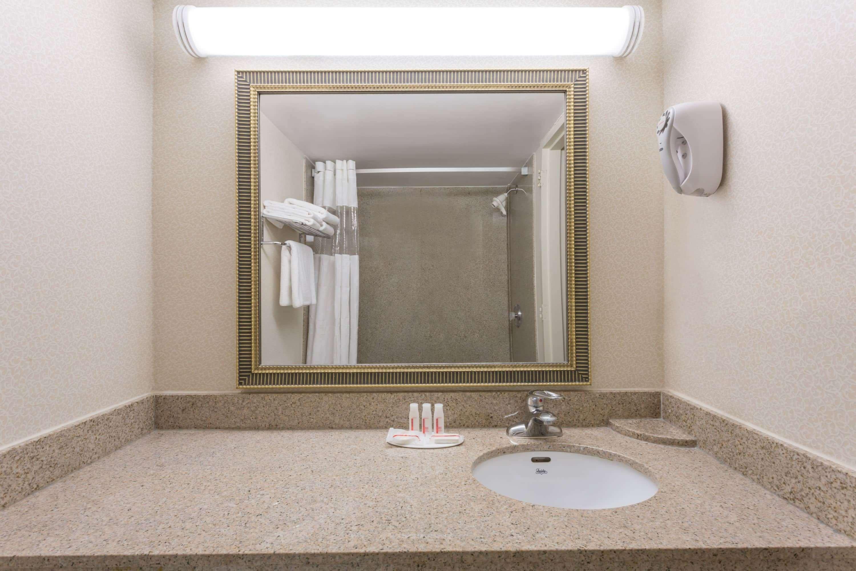 Ramada By Wyndham Triangle/Quantico Hotel Екстериор снимка