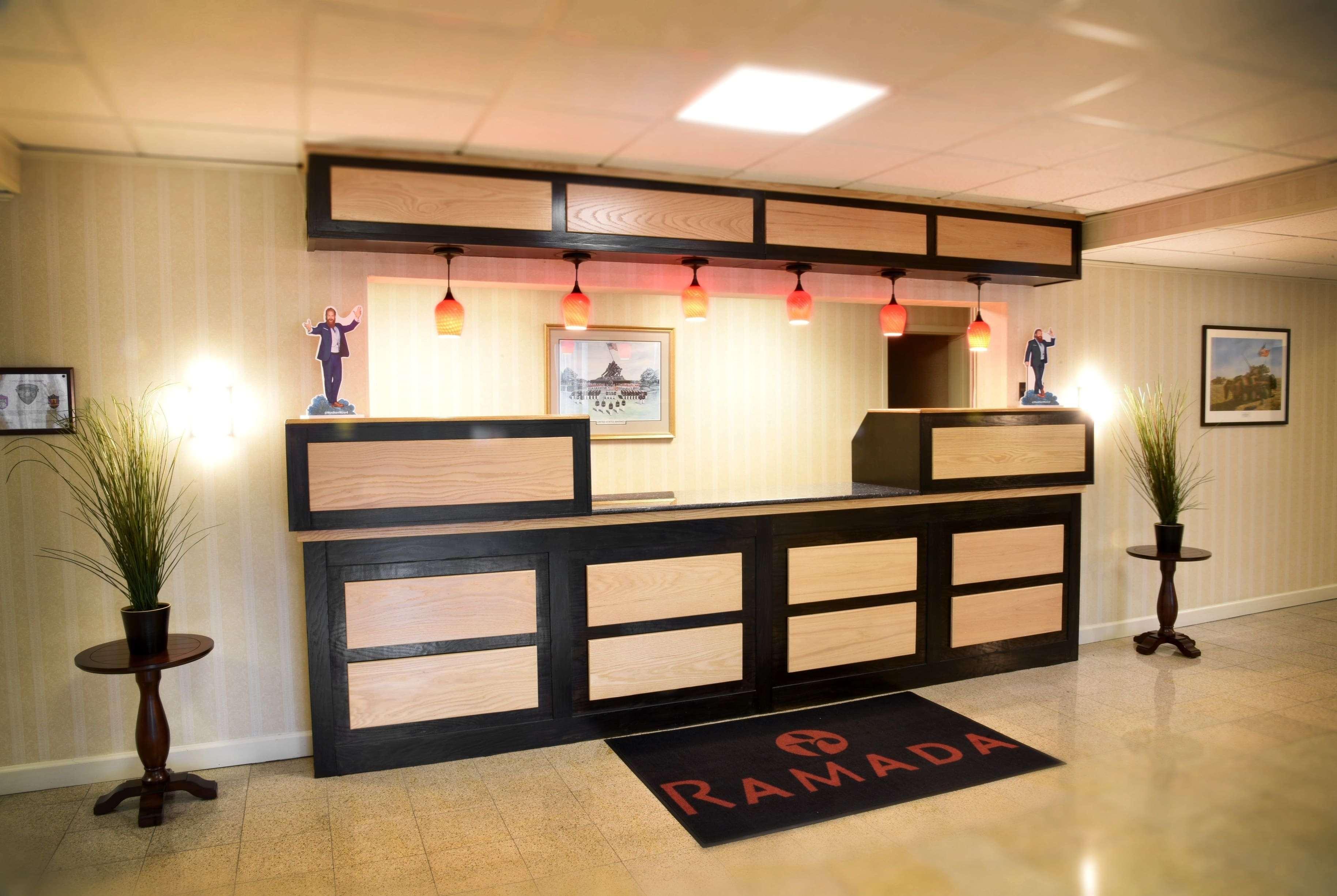 Ramada By Wyndham Triangle/Quantico Hotel Екстериор снимка