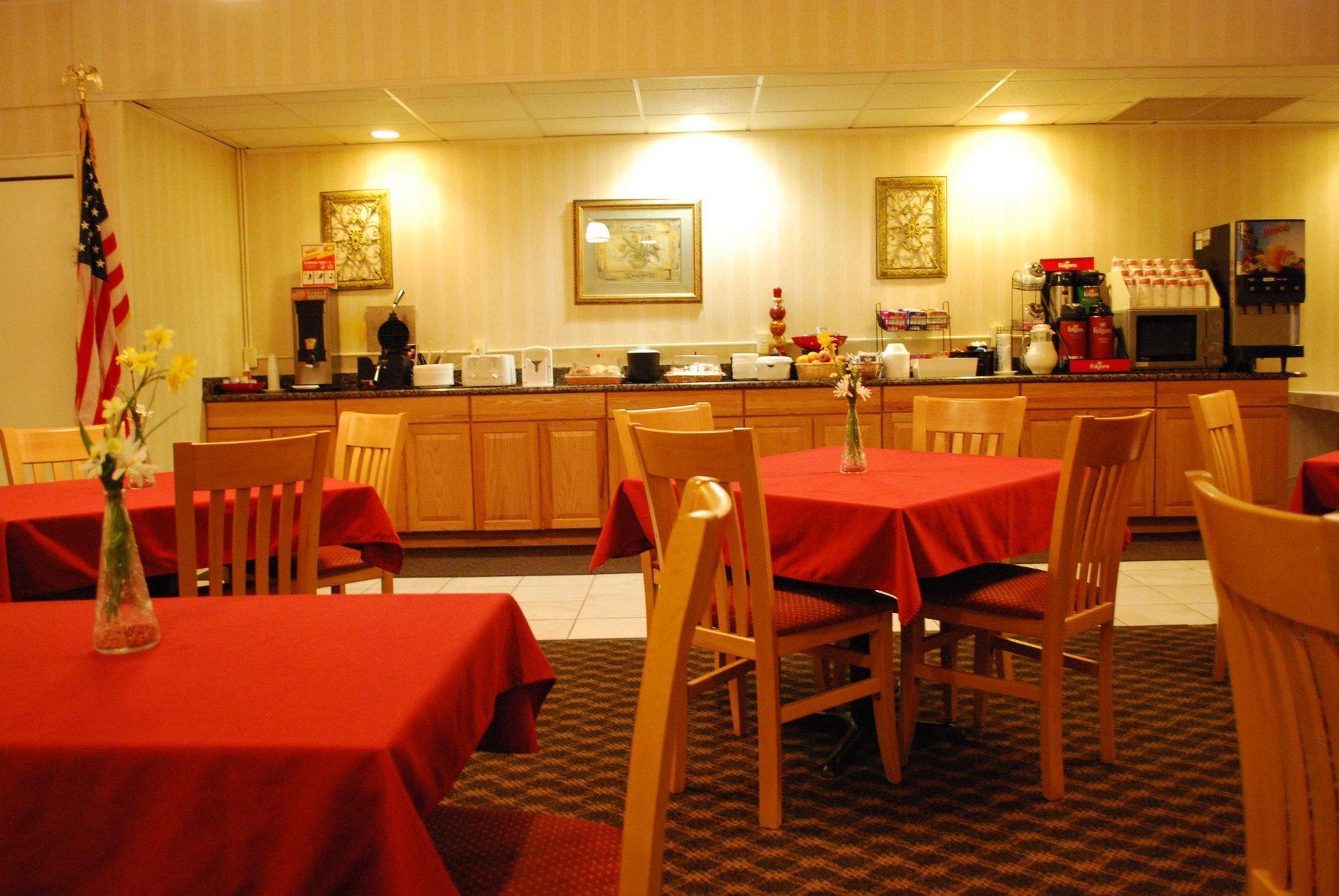 Ramada By Wyndham Triangle/Quantico Hotel Екстериор снимка