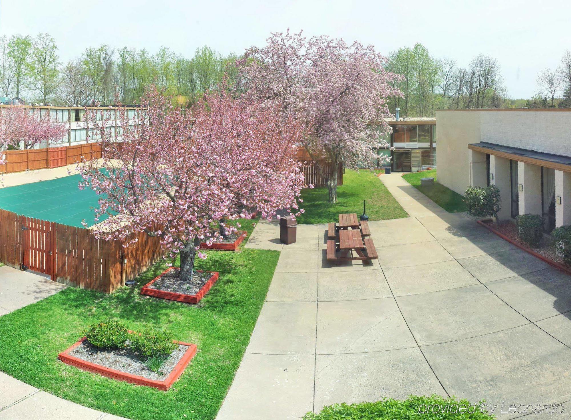 Ramada By Wyndham Triangle/Quantico Hotel Екстериор снимка