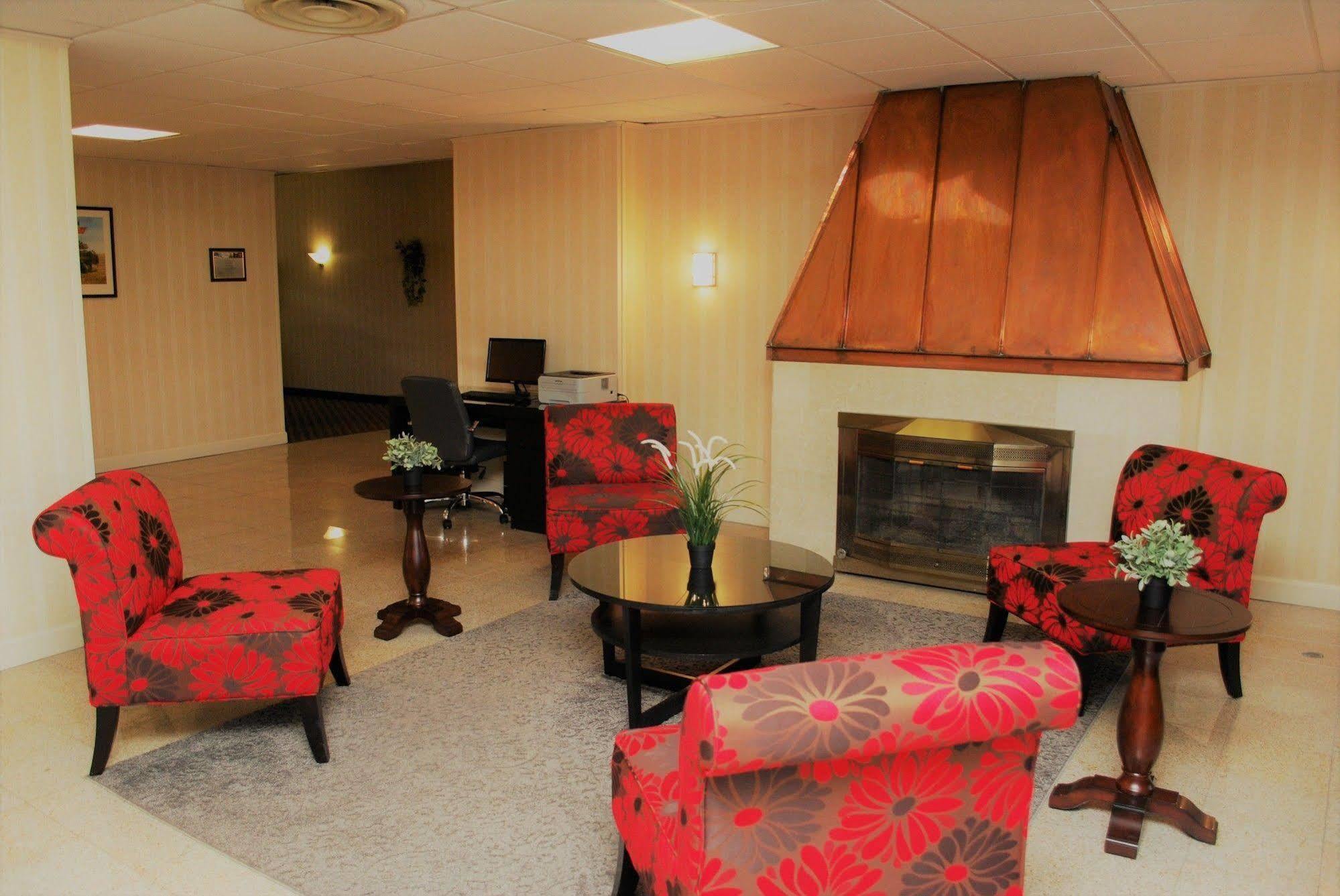 Ramada By Wyndham Triangle/Quantico Hotel Екстериор снимка
